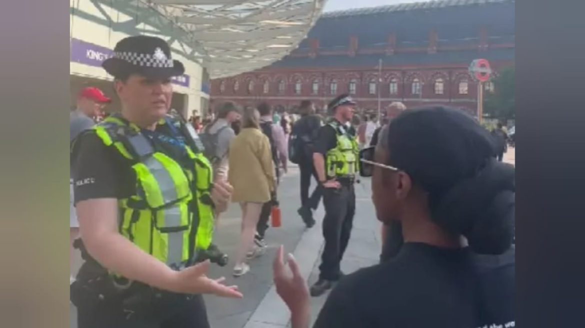 policial-tenta-impedir-pregadora-em-londres:-“as-pessoas-nao-estao-aqui-para-ouvi-la”