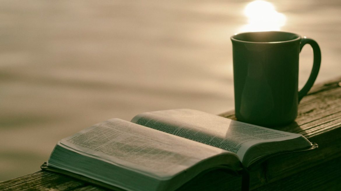 pastor-lanca-livro-de-superacao-com-reflexoes-biblicas-em-formato-de-cordel