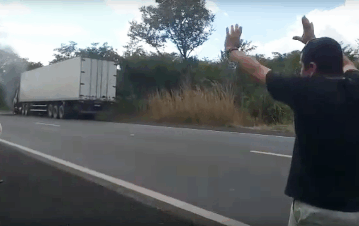 motorista-clama-a-deus-e-chuva-apaga-caminhao-em-chamas:-“acredito-em-um-deus-vivo”