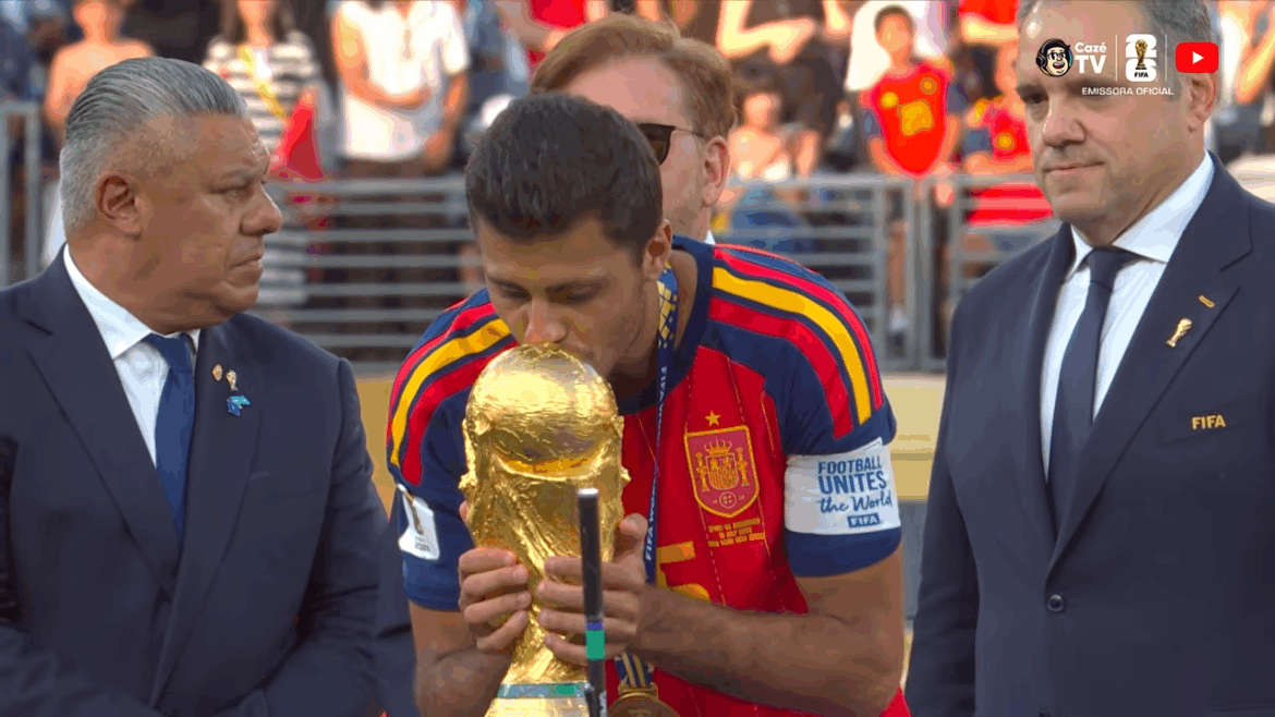 “sou-cristao-e-ha-alguem-la-em-cima-me-ajudando”,-diz-rodri-apos-vencer-copa-do-mundo