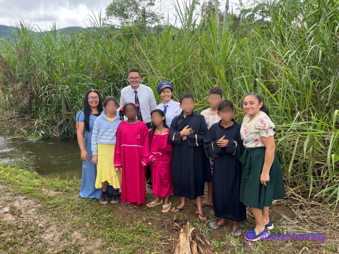 menina-venezuelana-convida-amigos-para-ler-a-biblia-e-leva-4-ao-batismo-em-roraima