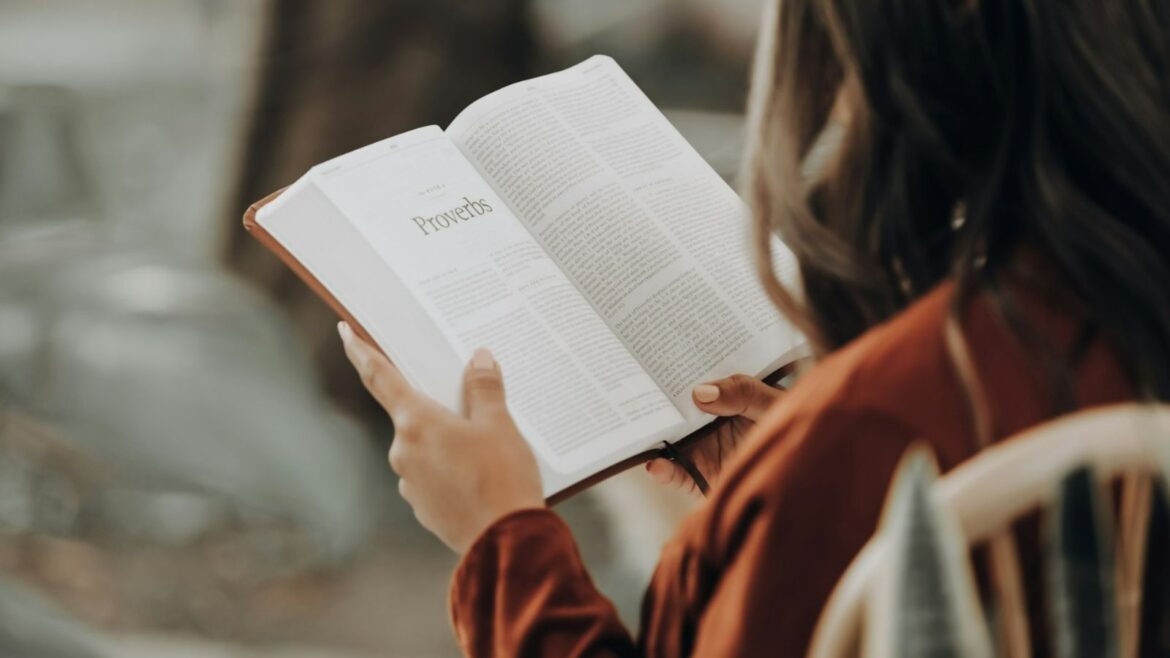 biblia-de-estudo-feminina-reune-100-autoras-de-diferentes-paises-com-recursos-digitais