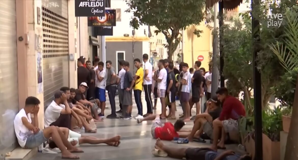 igrejas-dao-alimentos-e-livros-evangelisticos-a-imigrantes-em-ceuta:-“que-sejam-tocados”