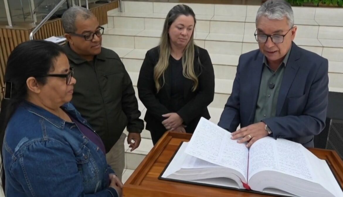 igreja-no-parana-conclui-biblia-escrita-a-mao-apos-10-anos:-‘um-privilegio’