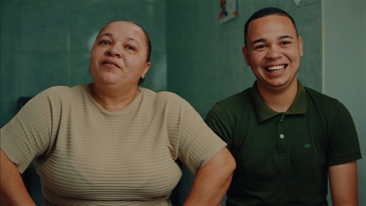 apos-8-anos-de-oracao,-filho-leva-mae-que-tentou-mata-lo-a-jesus:-“tudo-se-fez-novo”