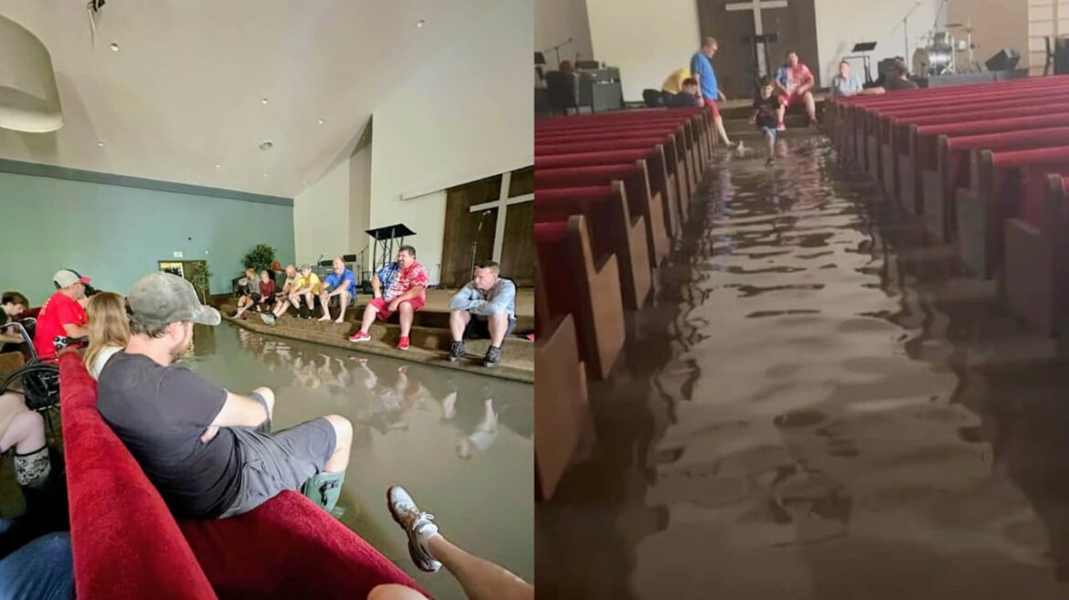 mesmo-com-igreja-alagada,-cristaos-cultuam-a-deus-nos-eua:-“louvamos-na-tempestade”