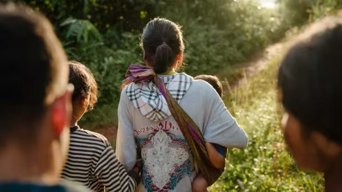 familias-cristas-que-foram-expulsas-de-suas-casas-no-laos-se-reunem-para-adorar-na-floresta