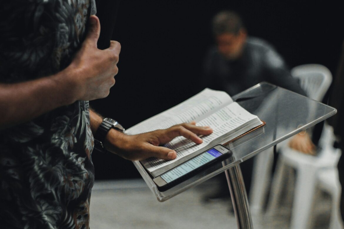 94%-dos-pastores-temem-que-ia-interprete-a-biblia-de-forma-errada,-diz-pesquisa