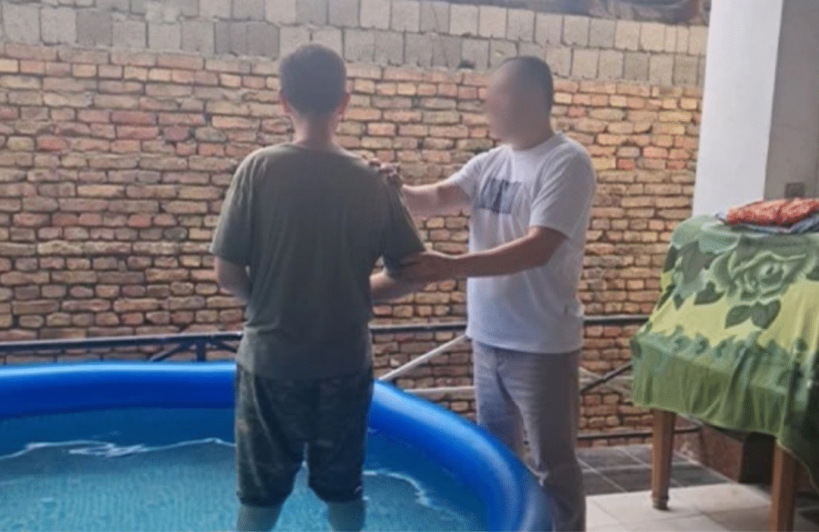 cristao-e-batizado-em-sigilo-em-igreja-da-asia-que-ora-sussurrando-para-nao-ser-descoberta