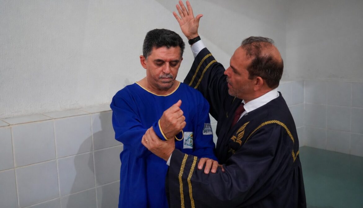 apos-mae-orar-por-40-anos,-filho-aceita-jesus-e-e-batizado-no-para