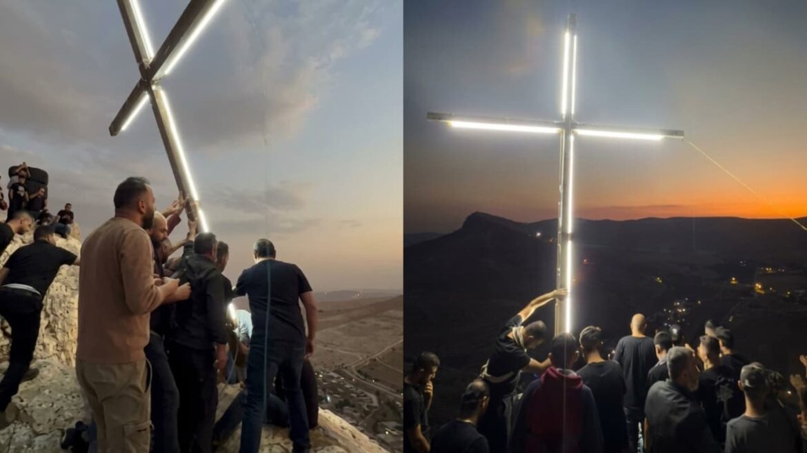 cristaos-erguem-cruz-no-topo-de-vilarejo-na-siria-para-honrar-a-jesus