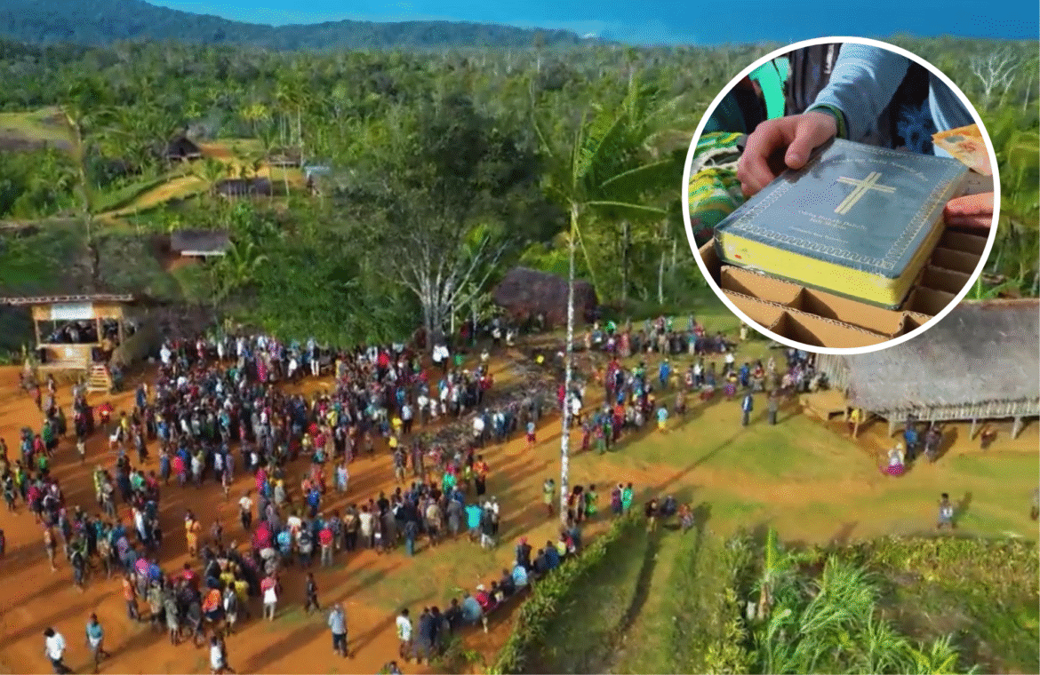pessoas-viajam-4-dias-pela-selva-para-receber-biblia-em-sua-lingua-na-papua-nova-guine