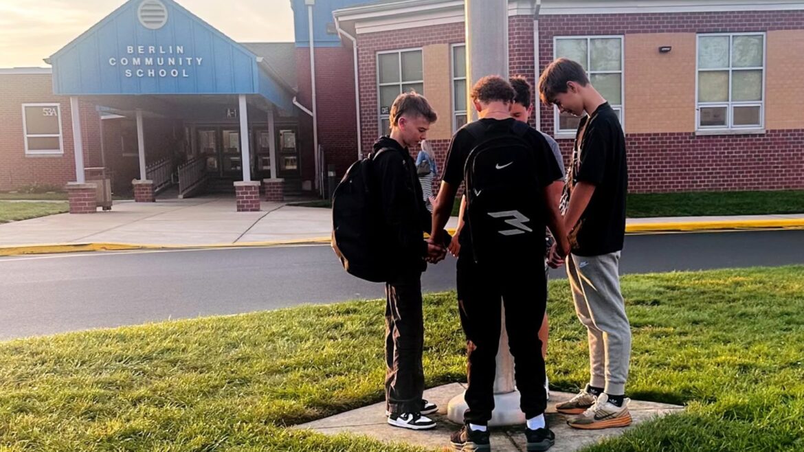 alunos-criam-grupos-de-oracao-em-escolas-e-evangelizam-colegas-nos-eua