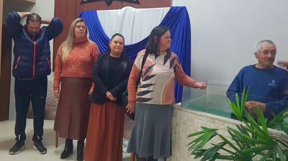 apos-esposa-orar-por-21-anos,-homem-supera-alcoolismo-e-e-batizado:-“deus-o-transformou”