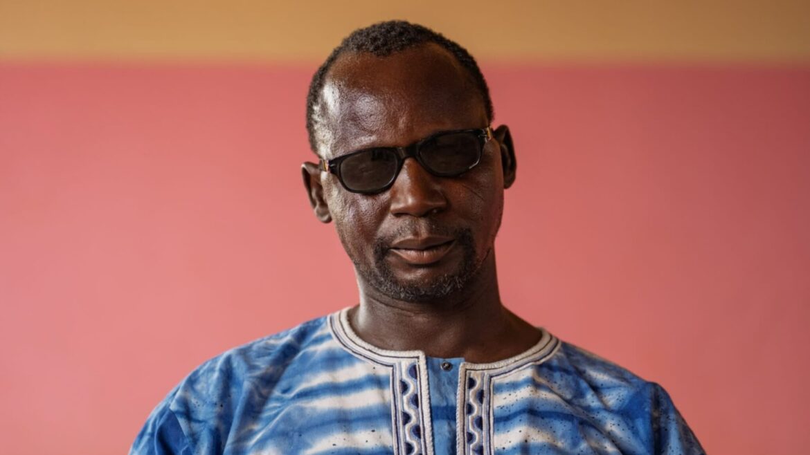 cego-recebe-biblia-em-audio-apos-orar-a-deus-em-burkina-faso:-“pedi-uma”